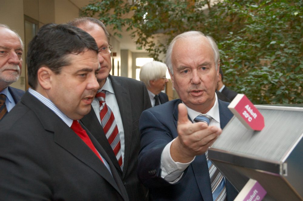 在2008年环境部长Sigmar Gabriel访问了克林根堡。公司的创始人汉斯.克林根堡描述了高效逆流板式换热器的原理。